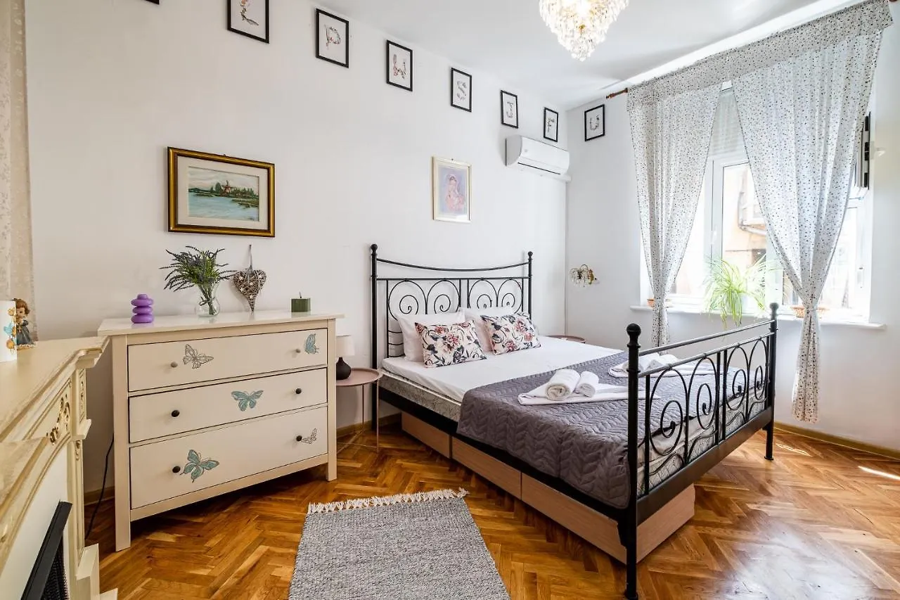 Aristocratic 2Bdrm Central Apartment Varna