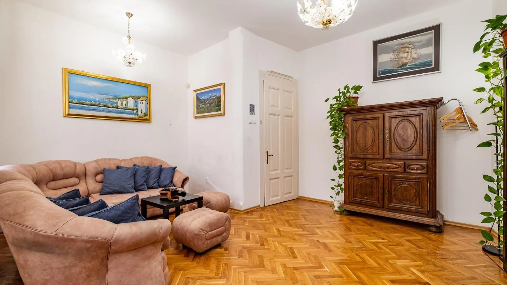 Aristocratic 2Bdrm Central Apartment Varna
