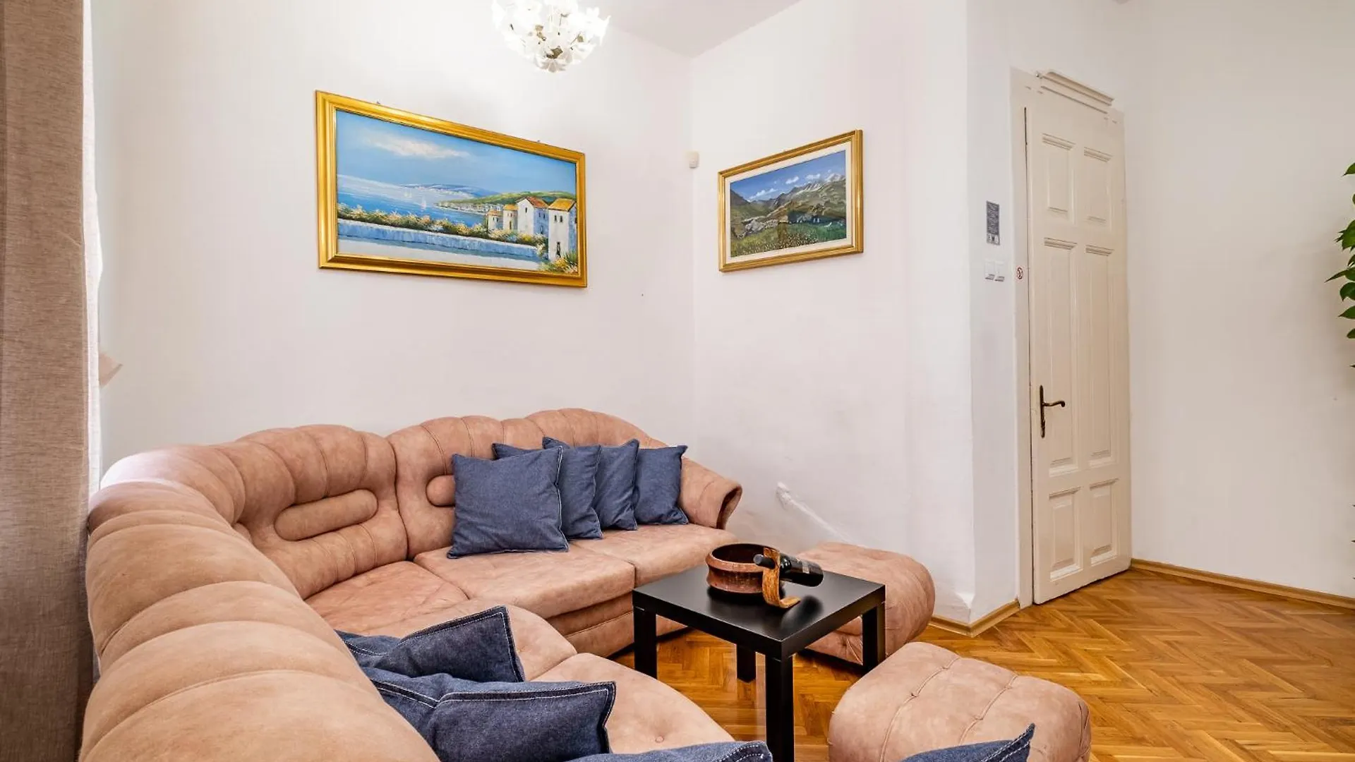 Aristocratic 2Bdrm Central Apartment Varna 0*,  Bulharsko
